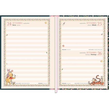Foto ilustrativa Agenda Costurada Diária 17,6 x 23,9cm Pooh 2027