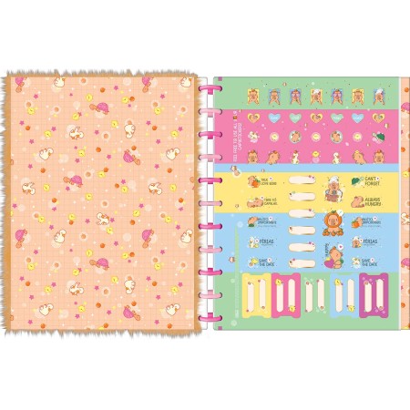 Foto ilustrativa Caderno Universitário Tilidisco 10 Matérias Pelúcia CapyClub 160 Folhas