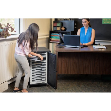 Foto ilustrativa Gabinete Carregamento Universal Chromebook e Tablet - 127V