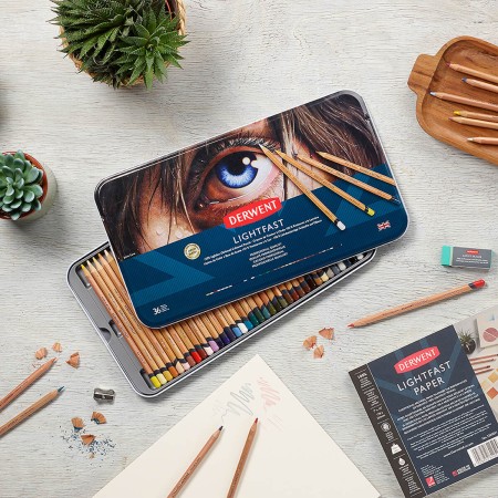 Foto ilustrativa Lápis de Cor Permanente Lightfast 36 Cores Estojo Lata Novas Cores