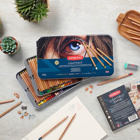 Foto ilustrativa Lápis de Cor Permanente Lightfast 72 Cores Estojo Lata