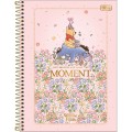 Foto ilustrativa Caderno Capa Dura Universitário 10 Matérias Pooh Core 160 Folhas
