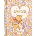 Foto ilustrativa Caderno Espiral Capa Dura Universitário Connect 15 Matérias Pooh 240 Folhas